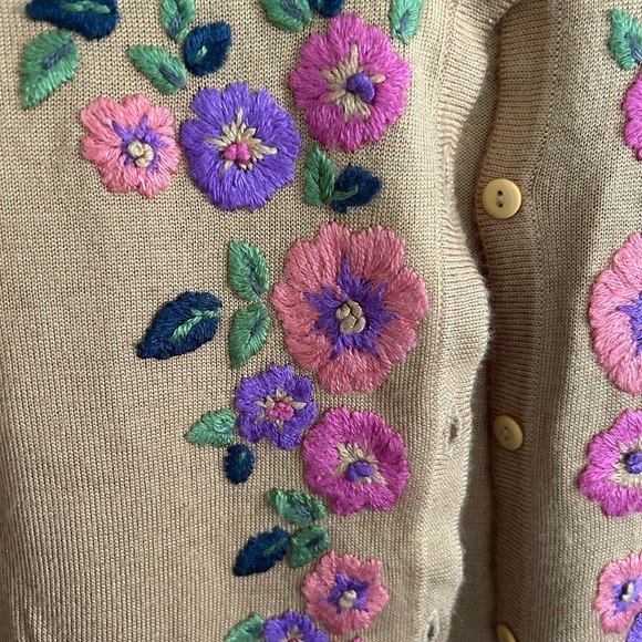 Beautiful hand knit with crocheted detail women's cardigan and size medium. - Picture 4 of 7